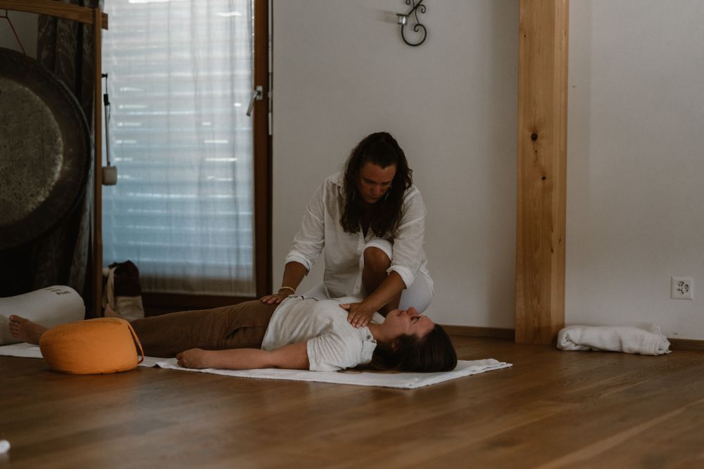 Kaya Zina während einer Emotional Bodywork Session